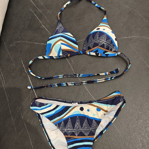 Bikini Club Neuf colorful small size 38B like new with cups