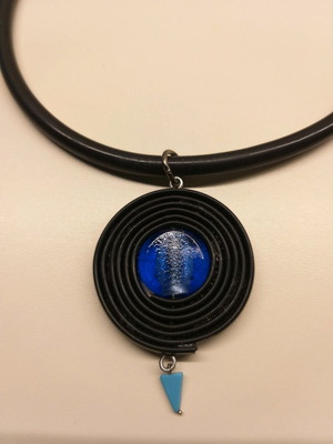 Κολιέ μεταχειρισμένο χειροποίητο σε μαύρο και μπλε ελεκτρίκ