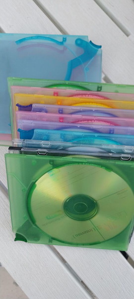 cd σε θήκη και άδειες θηκες