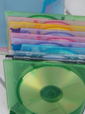 cd σε θήκη και άδειες θηκες