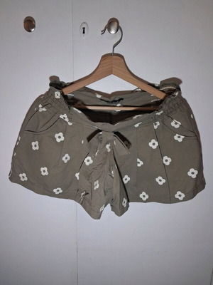 True Love women's shorts used khaki with floral pattern and bow