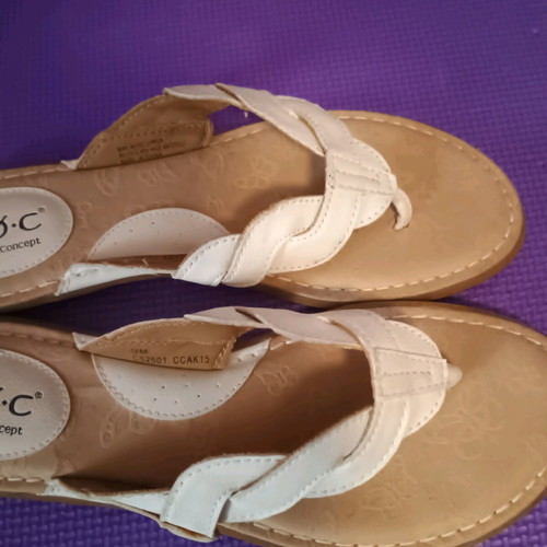 B.O.C Born Concept White Flip Flops Size 40 Like New Comfortable