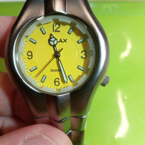 QMAX watch like new with large bracelet