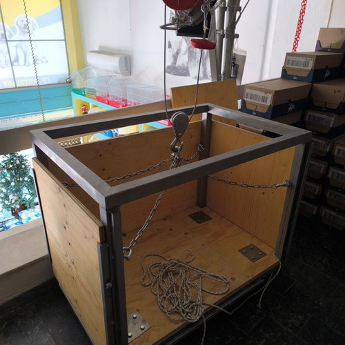 Lifting crane like new with motor, arm, and basket