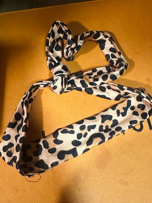 Animal print ribbon like new, adjustable