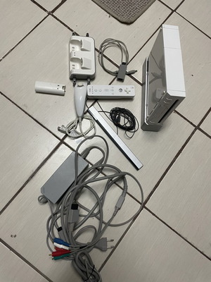 Wii κονσόλα με power station, σένσορα, καλώδια και επαναφορτιζόμενες μπαταρίες