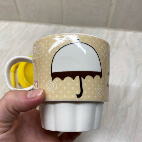 Ceramic mug new with plastic lid and spoon