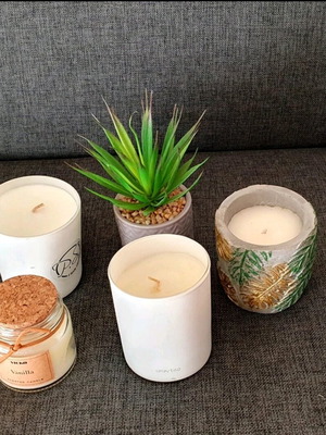Set of scented candles and decorative pot like new, intact