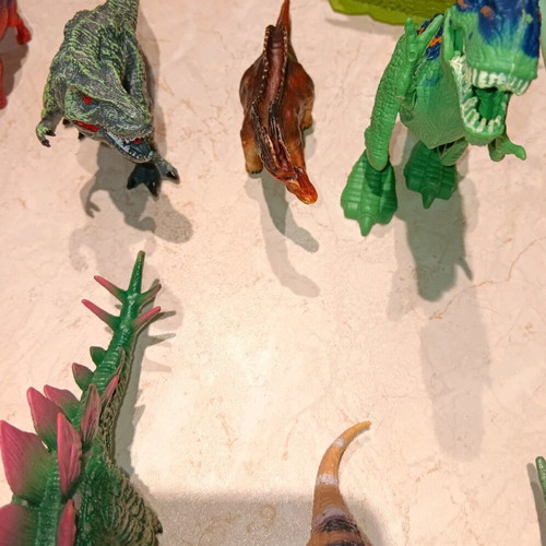 Dinosaur figures like new, set of 17 with dragons