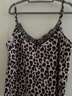 Women's leopard print top like new with black lace