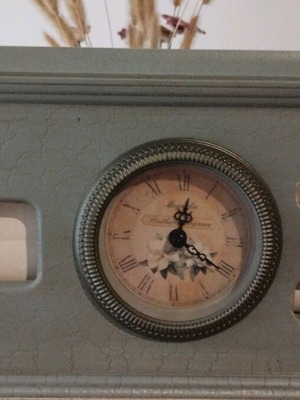 Vintage style analog table clock used