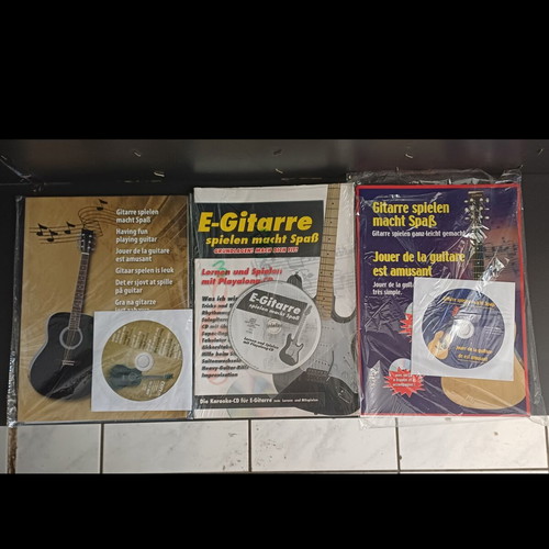 Guitar learning methods with CDs in German, acoustic and electric