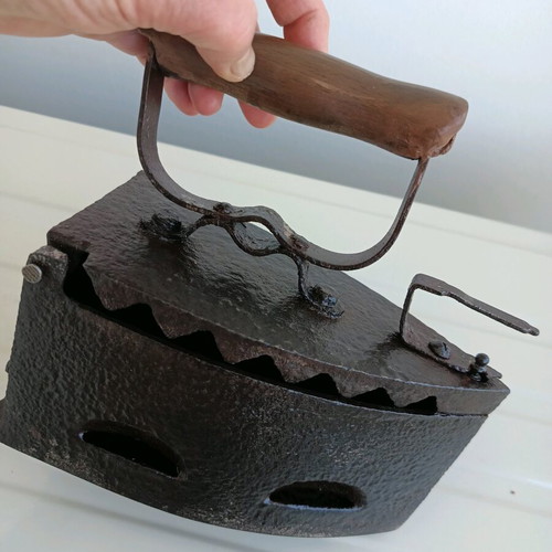 Antique Charcoal Iron 1925 Cast Iron Like New