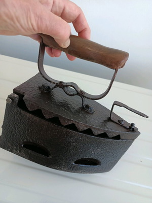 Antique Charcoal Iron 1925 Cast Iron Like New