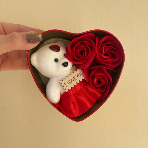 Gift set with teddy bear and roses