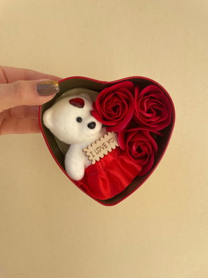 Gift set with teddy bear and roses