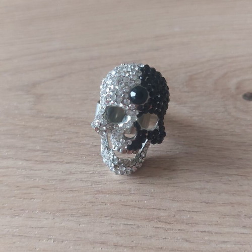 Skull ring like new with black and clear crystals, adjustable