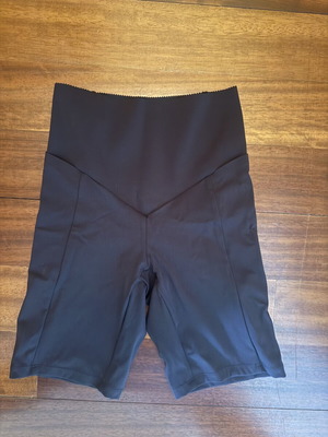 Oysho high rise compressive cycling shorts, black