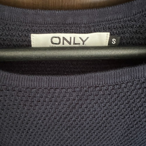Only blue pullover used, size S