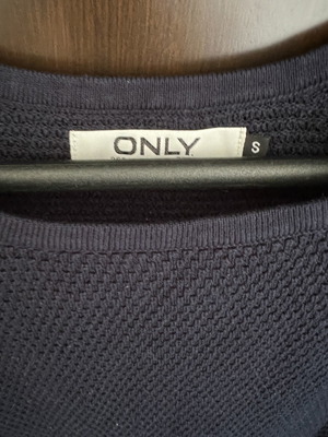 Only blue pullover used, size S