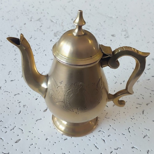 Old teapot, dated 1920-65, possibly Great Britain