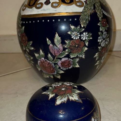 Blue vase with removable lid like new