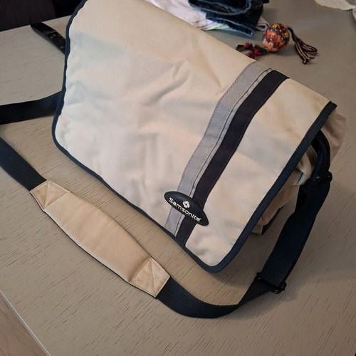 Samsonite messenger bag like new, beige