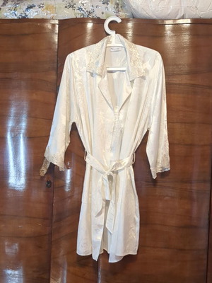 Satin robe Jeannette Lingerie like new, white, size L