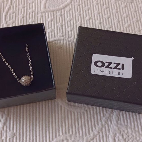 Silver necklace with round stone new, unworn