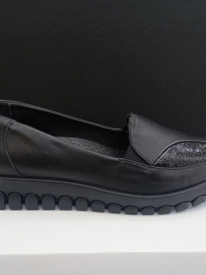 Black leather shoes with low platform and anatomical sole