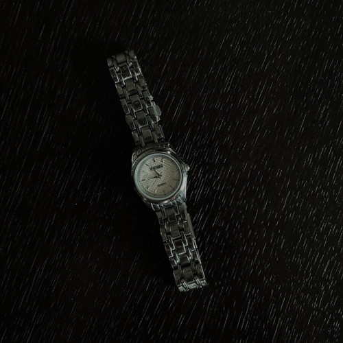 Silver wristwatch women's like new, no battery included