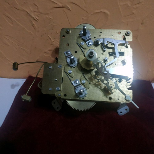 Wall clock mechanism like new with 6 hammers, gold color