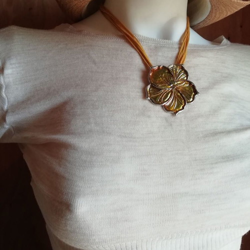 Steel flower necklace yellow to gold, new with 9 cords