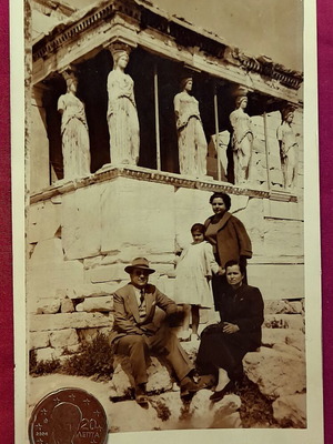 Ακρόπολη Ερέχθειο Αθήνα vintage ασπρόμαυρη φωτογραφία με οικογένεια στις Καρυάτιδες