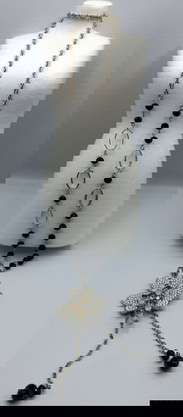 Κολιέ με μαύρες χάντρες και ένα εντυπωσιακό μεταλλικό λουλούδι