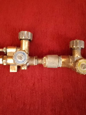 Μπρούτζινος κόφτης οξυγόνου μεταχειρισμένος που λειτουργεί