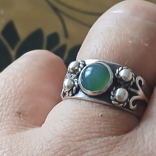 Silver 925 ring with jade stone, size 17mm like new