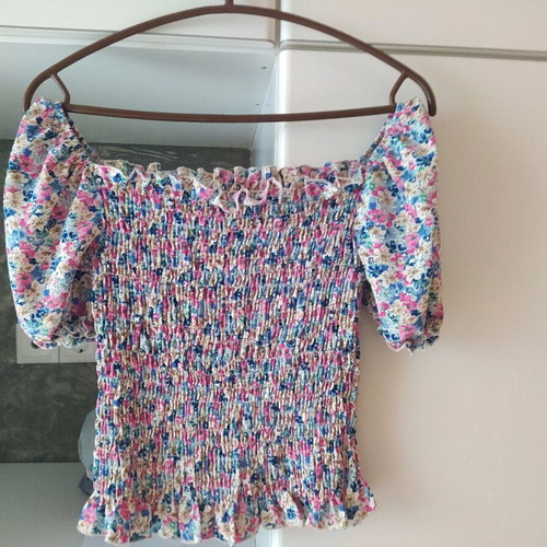 Youth blouse like new with floral print and puff sleeves