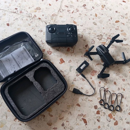 Quadcopter drone like new with battery, remote control and accessories
