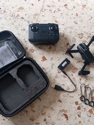 Quadcopter drone like new with battery, remote control and accessories