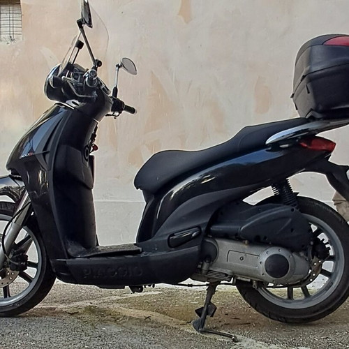 Piaggio Carnaby 300 Cruiser 2014 scooter like new, black