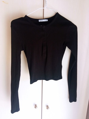 Bershka Black Long Sleeve Crop Top used, slim fit ribbed fabric