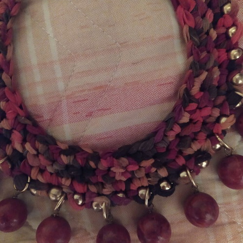 Handmade necklace like new, red, 42 cm