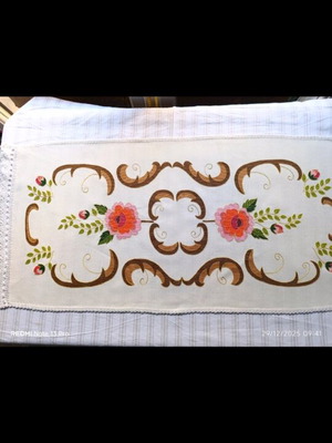 Runner hand embroidered like new