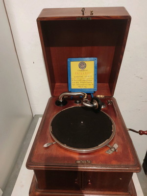 Gramophone from 1910 like new in excellent condition
