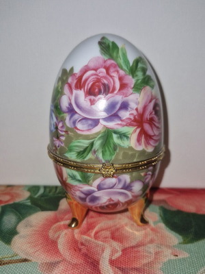 Limoge porcelain decorative egg like new, collectible
