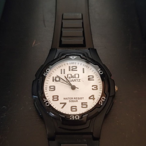 Q&Q VP84J001Y men's analog watch like new, black rubber strap
