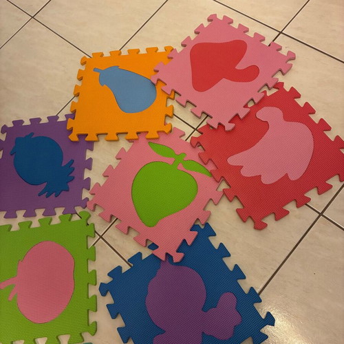 Children's Play Mat 10 detachable pieces 33x33 with fruits like new