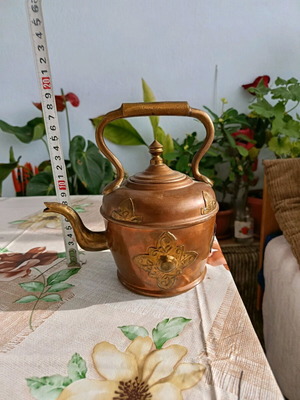 Френски чайник употребяван със старинна месингова декорация