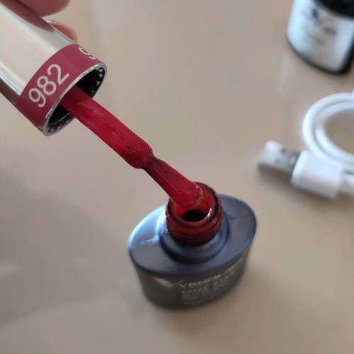 Semi-permanent manicure set like new, pack with lamp and polishes